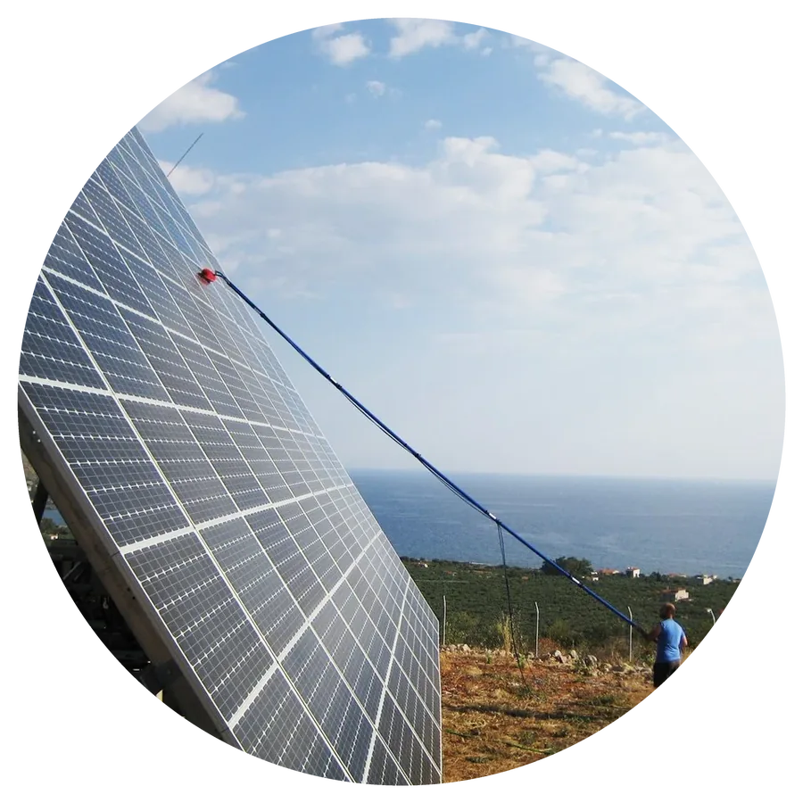 Zonnepanelen reinigen met een waterdoorvoersteel